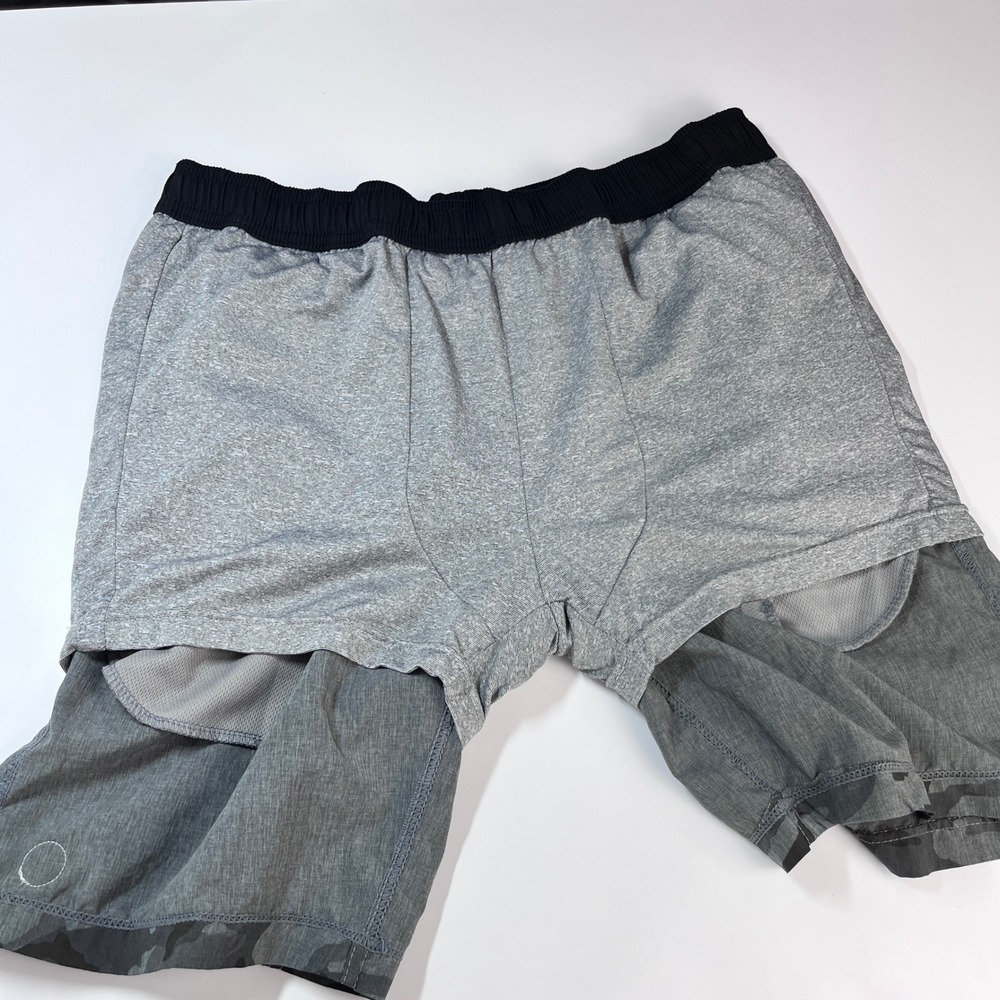 Vuori Kore Shorts Mens Size L Grey Camo Athletic Gym Lined 7.5 Inch Inseam - Picture 7 of 11